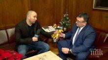 Вътрешният министър Младен Маринов се похвали: Получих златен скункс от Боби Ваклинов (СНИМКА)