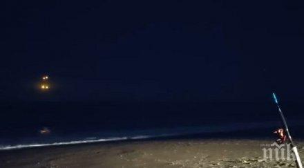 мистерия рибар снима светещи кълба водата видео