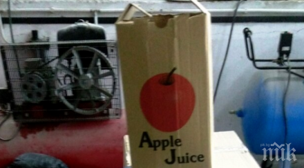 митничари спипаха 430 литра ракия маскирана ябълков сок снимки