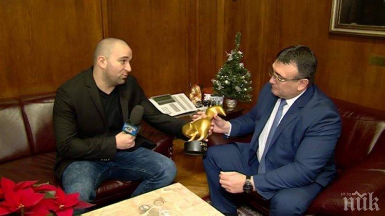 Вътрешният министър Младен Маринов се похвали: Получих златен скункс от Боби Ваклинов (СНИМКА)