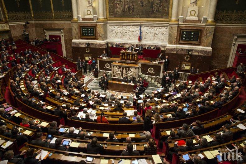 Френският парламент отхвърли резолюцията за вот на недоверие към кабинета