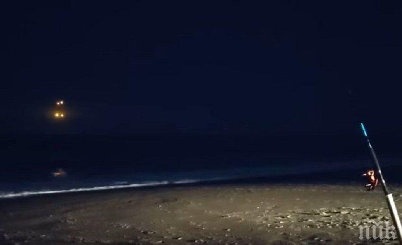 МИСТЕРИЯ: Рибар снима светещи кълба над водата (ВИДЕО)