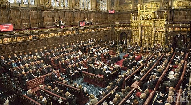 Британският парламент се събира на спешен дебат във връзка с отлагането на гласуването за Брекзит