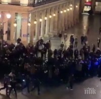 НОВ ЕКШЪН ВЪВ ФРАНЦИЯ: Стотици мигранти опитаха да нахлуят в парижкия театър 