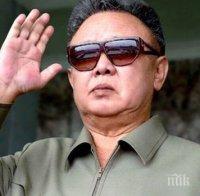 Севернокорейци си спомнят за Ким Чен-ир, носят му цветя 