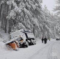 ТЕЖЪК ИНЦИДЕНТ: Снегорин се преобърна край Кюстендил