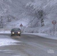 Снеговалежите предизвикаха усложнена пътна обстановка в страната