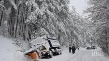 ТЕЖЪК ИНЦИДЕНТ: Снегорин се преобърна край Кюстендил