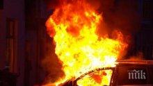 Пожарникари гасят горящ „Мерцедес“ в центъра на Бургас