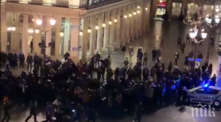 нов екшън франция стотици мигранти опитаха нахлуят парижкия театър комеди франсез искат среща вътрешния министър