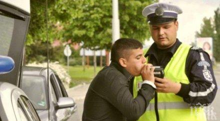 куриоз хванаха двама пияни карат една кола