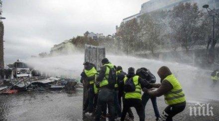 живо разпръскват сълзотворен газ протестиращите париж