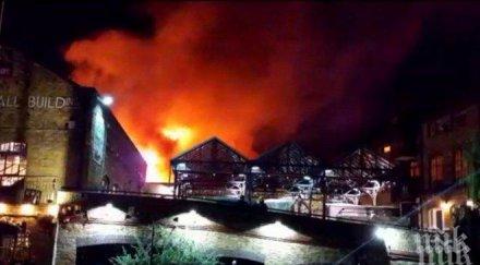 пожар бушува атрактивен британски зоопарк