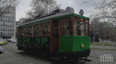 ретро трамвай създава коледно настроение софия