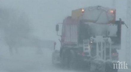 снегът остави без ток хиляди румъния затвориха училища хаос полетите