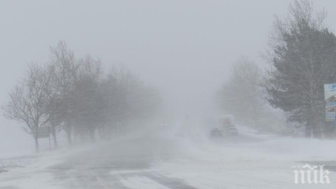 Обилен снеговалеж усложни обстановката и на Балканите
