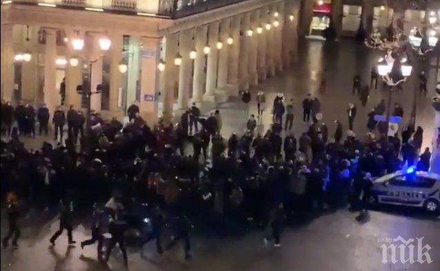 НОВ ЕКШЪН ВЪВ ФРАНЦИЯ: Стотици мигранти опитаха да нахлуят в парижкия театър Комеди-франсез, искат среща с вътрешния министър
