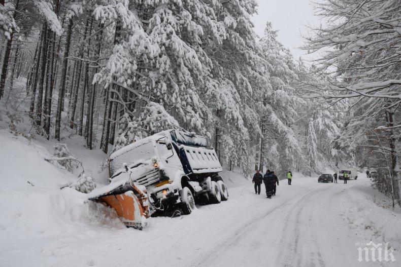 ТЕЖЪК ИНЦИДЕНТ: Снегорин се преобърна край Кюстендил