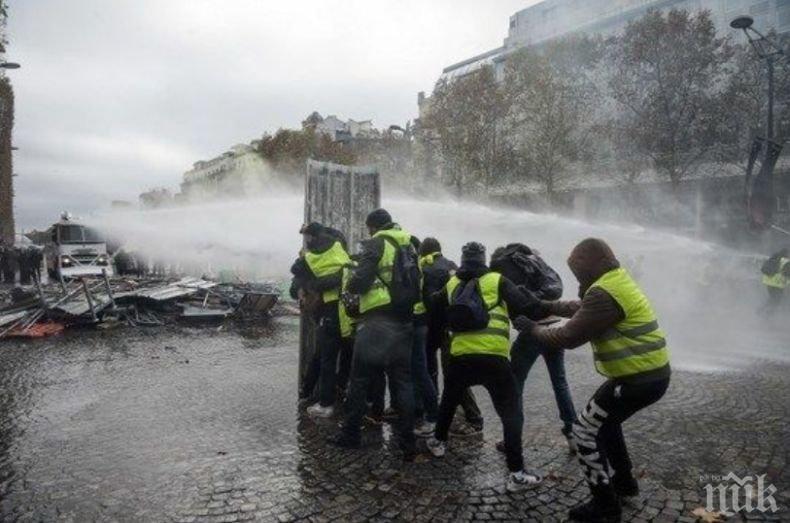 НА ЖИВО: Разпръскват със сълзотворен газ протестиращите в Париж