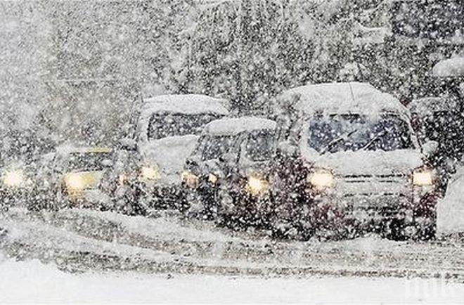 ПЪРВО В ПИК TV: Виелицата затрупа София - столичани чакат снегорините на Цариградско шосе