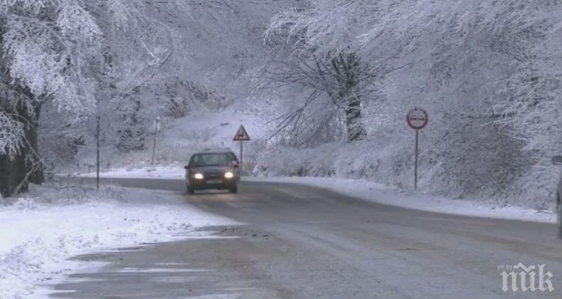 Снеговалежите предизвикаха усложнена пътна обстановка в страната