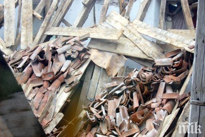 Покрив рухна в Русия, има загинал