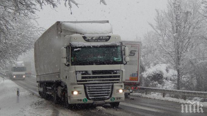 Глобиха шофьори, нарушили забраната за движение на тежкотоварни автомобили над 12 тона
