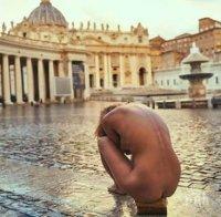 Гола топмоделка арестувана заради еротична фотосесия във Ватикана 