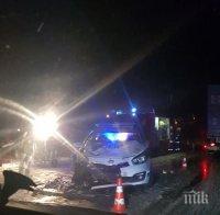 МЕЛЕ: Пежо се натресе в патрулка на пътя София-Варна (СНИМКИ)