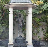 БЕЗ КАПКА СВЯН: Откраднаха бронзовата статуя пред Централната баня в София