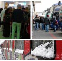 ИЗВЪНРЕДНО В ПИК TV: Екшън преди голямото пътуване - тълпи с багажи щурмуват автогарата и гарата в София, блъсканицата пощури пътници и шофьори (ОБНОВЕНА)