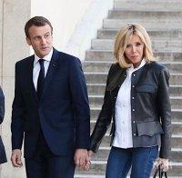 Докато Франция се бунтува, Макрон мляска Бриджит на ски (СНИМКА)