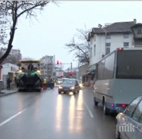 ТАКА Е В БЪЛГАРИЯ: Варна, сняг - ударно се асфалтират улици