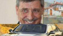 СИГНАЛ ДО ПИК: Сашо Дончев виси пред входа на американското посолство с папка в ръка