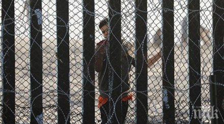 двама неизвестни атакуваха лагер мигранти мексико сълзотворен газ