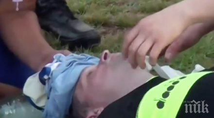 екшън терена съдия припадна футболист нокаутира заради червен картон