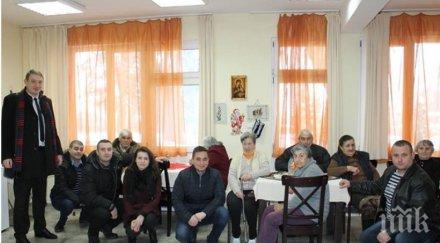 младежите герб раздаваха лакомства домовете стари хора