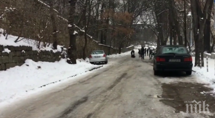 внимавайте ледена пързалка испанската софия бутат коли поразия видео