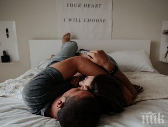 5 пози за зимен секс, които са идеални за под завивките
