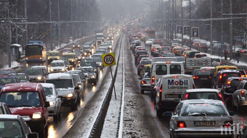 ГОЛЯМОТО ПЪТУВАНЕ: Хаос по пътищата, 300 000 автомобила се изнасят от София