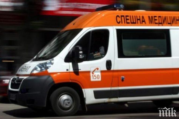 Шофьор се заби в дърво, две жени пострадаха