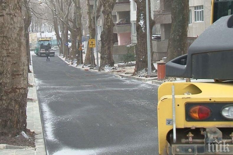 Асфалтират улица във Варна в снега