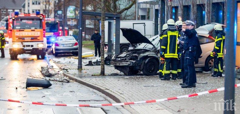 ИЗВЪНРЕДНО В ПИК: Кръв в Германия, автобус се вряза в хора на автобусна спирка (СНИМКИ/ВИДЕО)