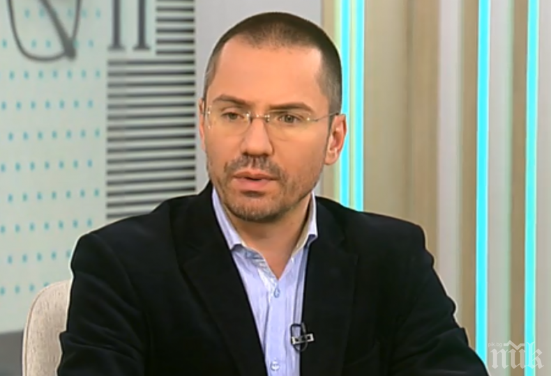 Ангел Джамбазки се самоиронизира: Шенген не значи да се разхождаш с пистолет по летищата