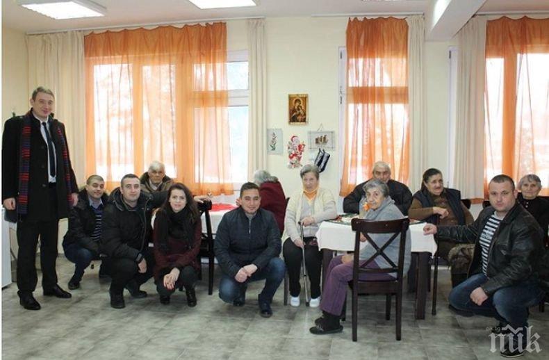 Младежите от ГЕРБ раздаваха лакомства в домовете за стари хора