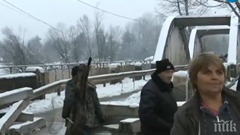 ПЪЛЕН АБСУРД: Деца и възрастни пътувaт по 90 км, за да стигнат до намиращия се на 5 минути Червен бряг