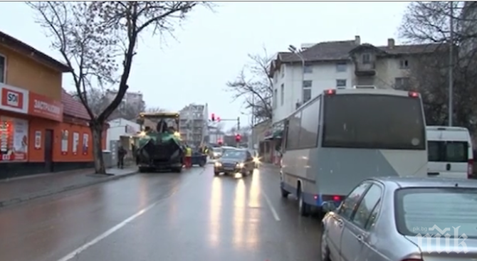 ТАКА Е В БЪЛГАРИЯ: Варна, сняг - ударно се асфалтират улици