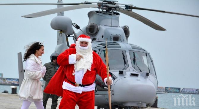 Дядо Коледа кацна с боен хеликоптер във Варна