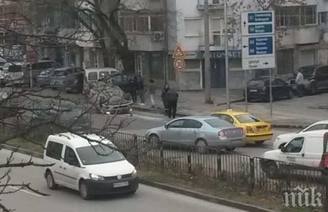 КАСКАДА: Кола се обърна по таван в Пловдив (ВИДЕО)