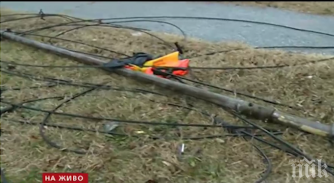 Тролейбусни жици паднаха върху кола във Враца и стана беля (СНИМКА)